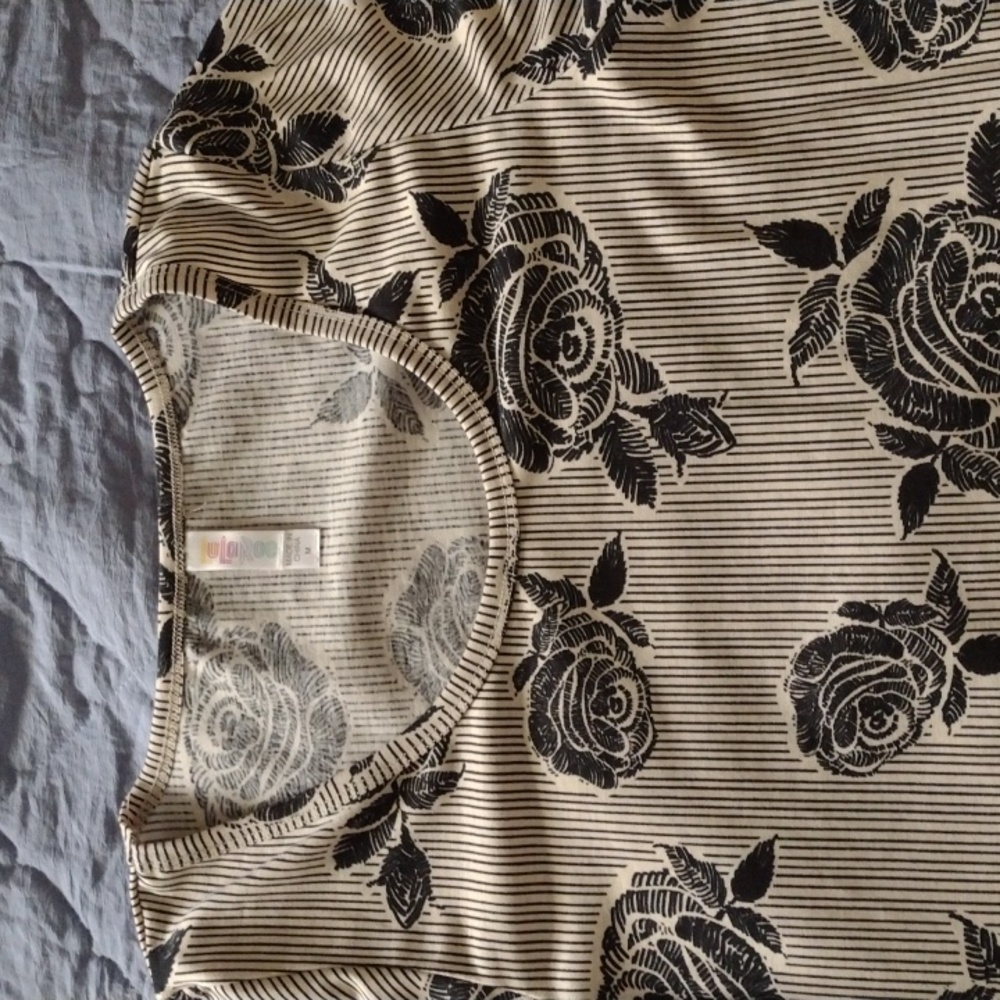 Medium lularoe classic t